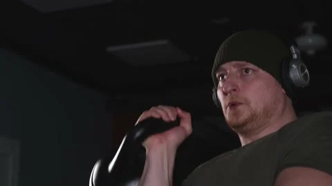 Arm exercise with a heavy kettlebell Vidéo 170477987