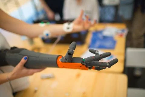 Arm hand prosthetic robot. Prosthesis bionic mechatronic organ medical rep... Foto stock