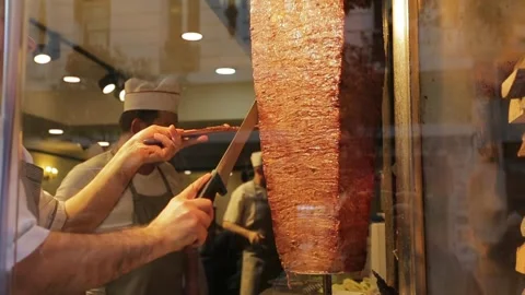 An arm moving to cut the kebab meat Video stock 181491068