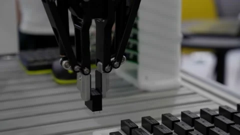 Arm robot manipulator demonstration of the movement of the memory block modern Vídeo Stock 160156727