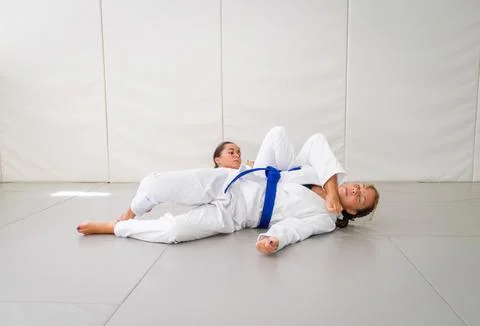 Armbar practice during a jiu jitsu class for women Stock-Fotos