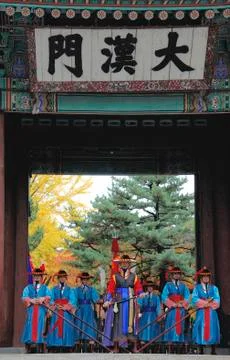 Armed guards at the entry gate of Deoksugung Palace Stock-Fotos