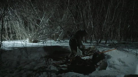 Armed Hunter in Medieval Armor Stands Over Prone Figure at Night in Snowy Vidéo 347086519