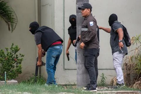 Armed men interrupt live programming at TC Television station, Guayaquil, Ecuado Foto stock