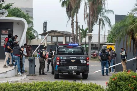 Armed men interrupt live programming at TC Television station, Guayaquil, Ecuado Foto stock