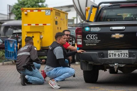 Armed men interrupt live programming at TC Television station, Guayaquil, Ecuado Foto stock