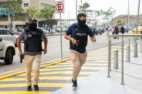 Armed men interrupt live programming at TC Television station, Guayaquil, Ecuado Foto stock