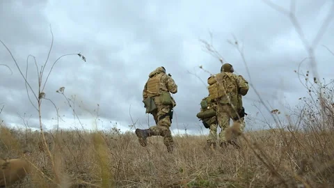 Armed soldiers running forward to attack Vidéo 97645790