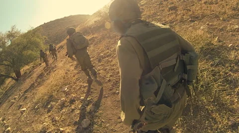 Armed soldiers walking through field. soldiers running with Machine gun weapons. Video stock 40247580