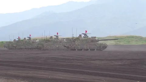 Armed tanks driving forward in formation on a dirt field Video stock 315635327