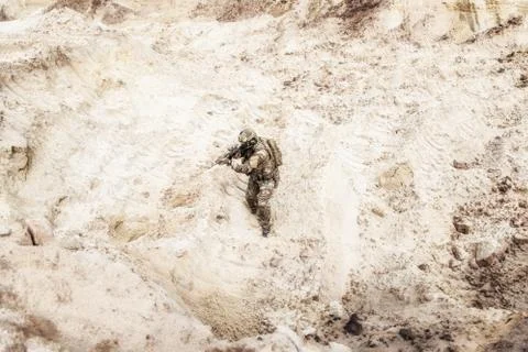 Armed US commando walking in desert area Foto stock