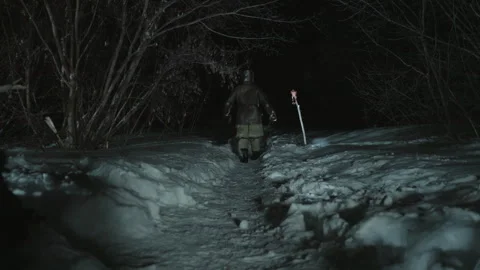 Armored Warrior Progressing Through Snowy Forest at Night on Hunt with werewolf Vidéo 347084064