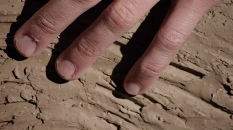 Arms and the clay 4 Stockbeeldmateriaal 31217618