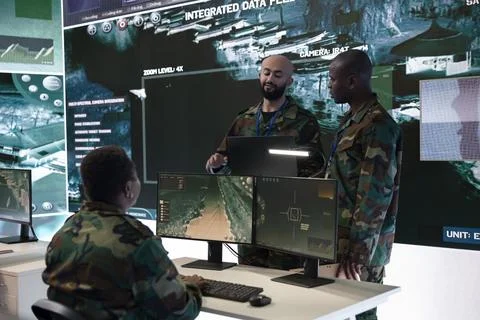 Army conscripts discussing with IT engineer to ensure maneuver and mobility Fotos de archivo