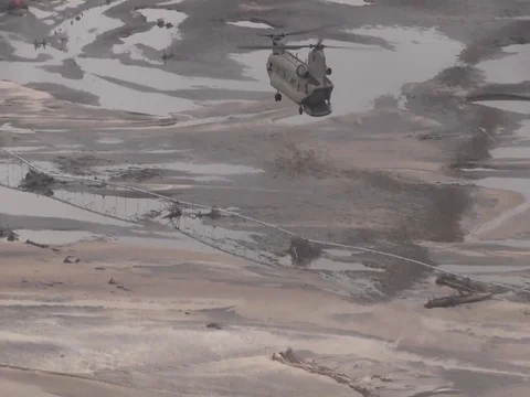 Army drop hay bale from CH-47 Chinook for cattle stranded by floods in Nebraska Vídeos de archivo 105290057