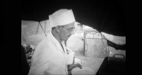 Army guard preparing food for flood victims Stock Footage 43389891