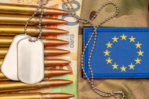 Army identification tags and ammunition on euro banknotes with European Uni.. Fotos de archivo