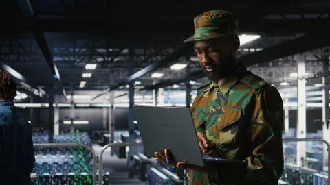Army information technology specialist in data center troubleshooting systems Foto stock