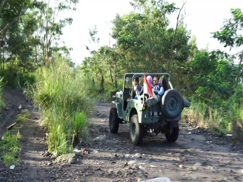 Army jeep at Merapi mount trip Vidéo 99480382