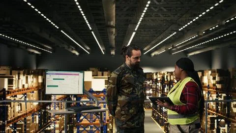 Army logistics team in uniform working in warehouse on military base 库存照片