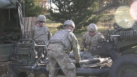 Army National Guard soldiers assembling Howitzer cannon Vidéo 104035185