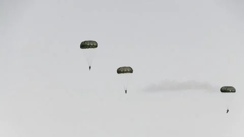 Army parachuter's floating to the ground 스톡 동영상 181560095