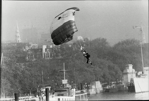 Army Regiments Parachute The Red Devils Staged A Spectacular Display Over The Th Stock-Fotos
