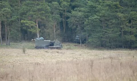 Army self propelled M270 Multiple Launch Rocket System (MLRS) tank unit in actio 库存照片