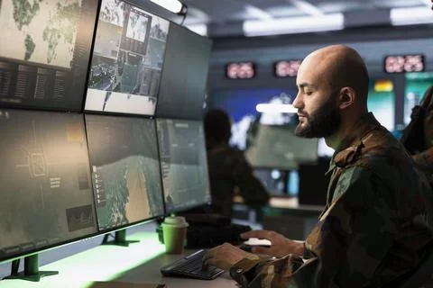 Army telecommunication systems operator using radio and satellite gear Foto stock