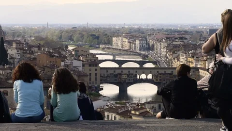 Arno river and Old Bridge (Ponte Vecchio), view from Michelangelo Square. 库存影片 88770590