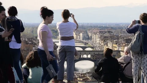 Arno river and Old Bridge (Ponte Vecchio), view from Michelangelo Square. Vídeo Stock 88770612