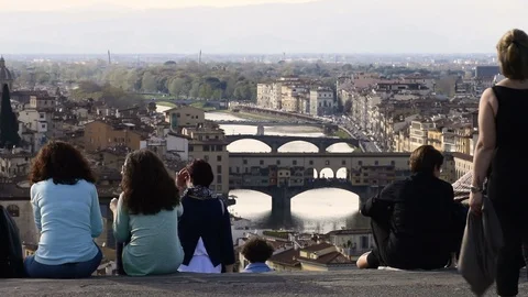 Arno river and Old Bridge (Ponte Vecchio), view from Michelangelo Square. Vídeo Stock 88770614