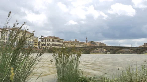 The Arno river shore, on a cloudy spring day. Vídeo Stock 133123937