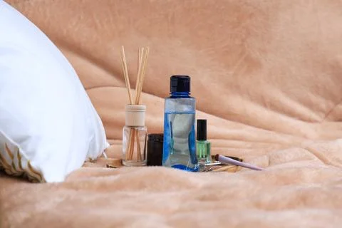 Aromatherapy diffuser and beauty products arranged on a soft, textured surfac 库存照片