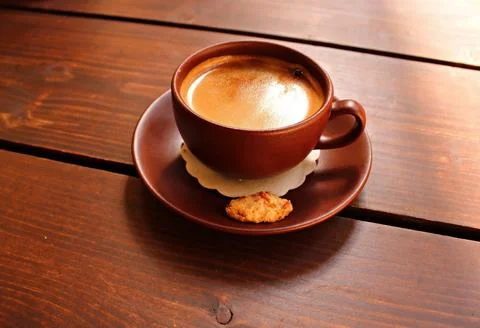 Aromatic black coffee in small ceramic cup on a wooden table outdoors Foto stock