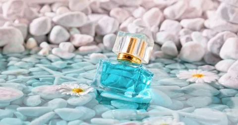 Aromatic blue perfume in environment of white stones and sea. Vidéo 337372914