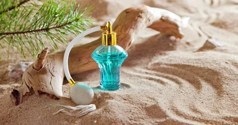 Aromatic blue perfume smelling of summer and holidays. Vidéo 340300729