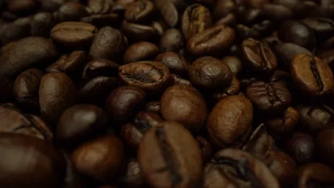 Aromatic coffee beans are slowly rotating in macro 4k video. Coffee beans close Vidéo 151091389
