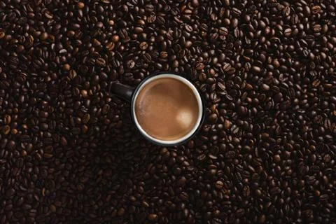 Aromatic coffee cup background on coffee beans Foto stock