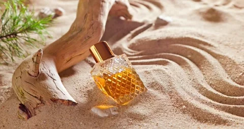 Aromatic golden perfume smelling of summer and holidays. Vidéo 333537684