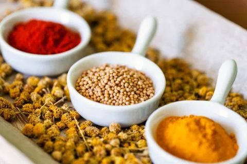 Aromatic herbs on bed of dried chamomile flowers. Foto stock