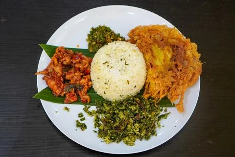 Aromatic lime leaf rice served with spicy stir-fried chicken skin Foto stock