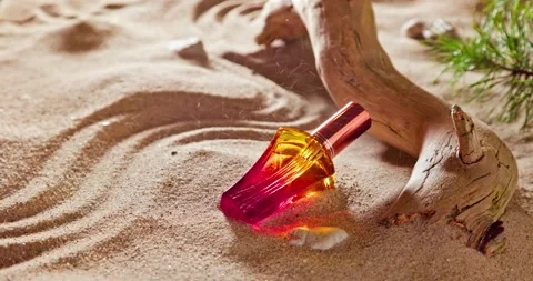 Aromatic red perfume smelling of summer and holidays. Vidéo 335599605
