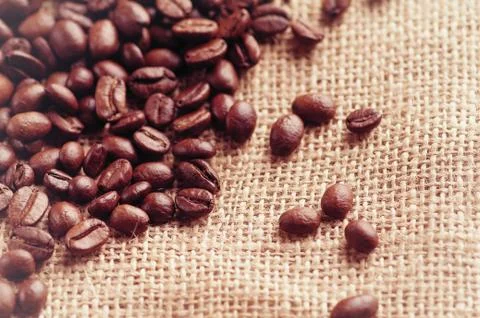 Aromatic roasted coffee beans background close up Foto stock