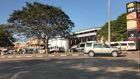 Around an African Roundabout Vídeo Stock 337300751
