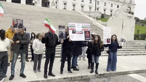 Around a hundred people protest outside the Portuguese Parliament against Irania Vidéo 327030222