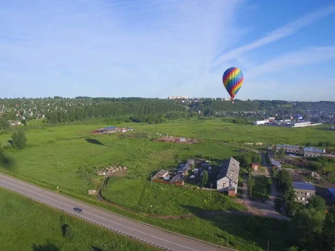 Around panorama video of  bright balloon and town on sunny summer day Vidéo 80280912
