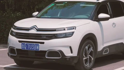 Around shooting a white SUV Stock Footage 157532192