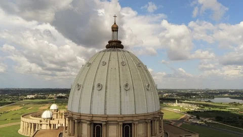 Around Yamoussoukro Basilica Vídeos de archivo 97984264