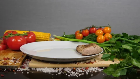 Arrange the fried meat on a plate. Video stock 170604336